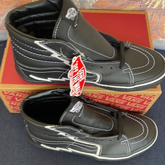 Vans WMNS Sk8-Hi Bolt Black/Black
VN0A5JIVBKA1
Sneakers - athletic shoes - Picture 3 of 16